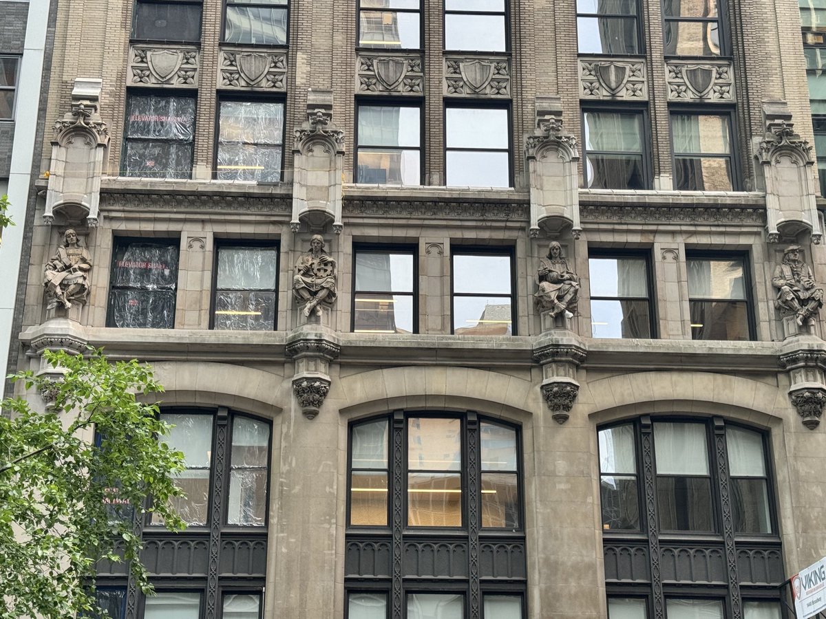 rjp0x's tweet photo. yo @grok is this Ben Franklin? #nyc #techweek https://t.co/oPFqEgSjnS