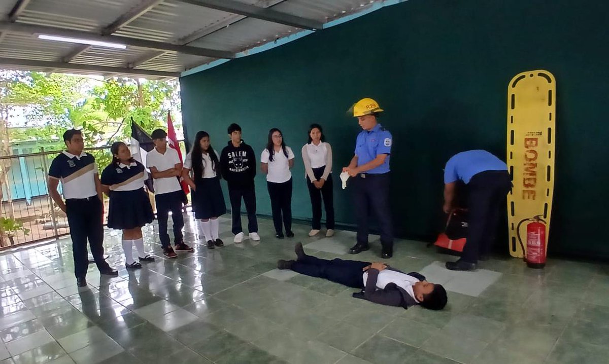 CDSINAPRED's tweet photo. SINAPRED,  en coordinación con MINED y Bomberos, desarrollan capacitación  a 25 alumnos del Centro Educativo Rafaela Herrera del municipio de Diriomo  en Atención Prehospitalaria, hemorragias, vendajes y extinción de incendio.

¡Junt@s y organizados procurando mayor seguridad! https://t.co/F2I4BxrVcZ