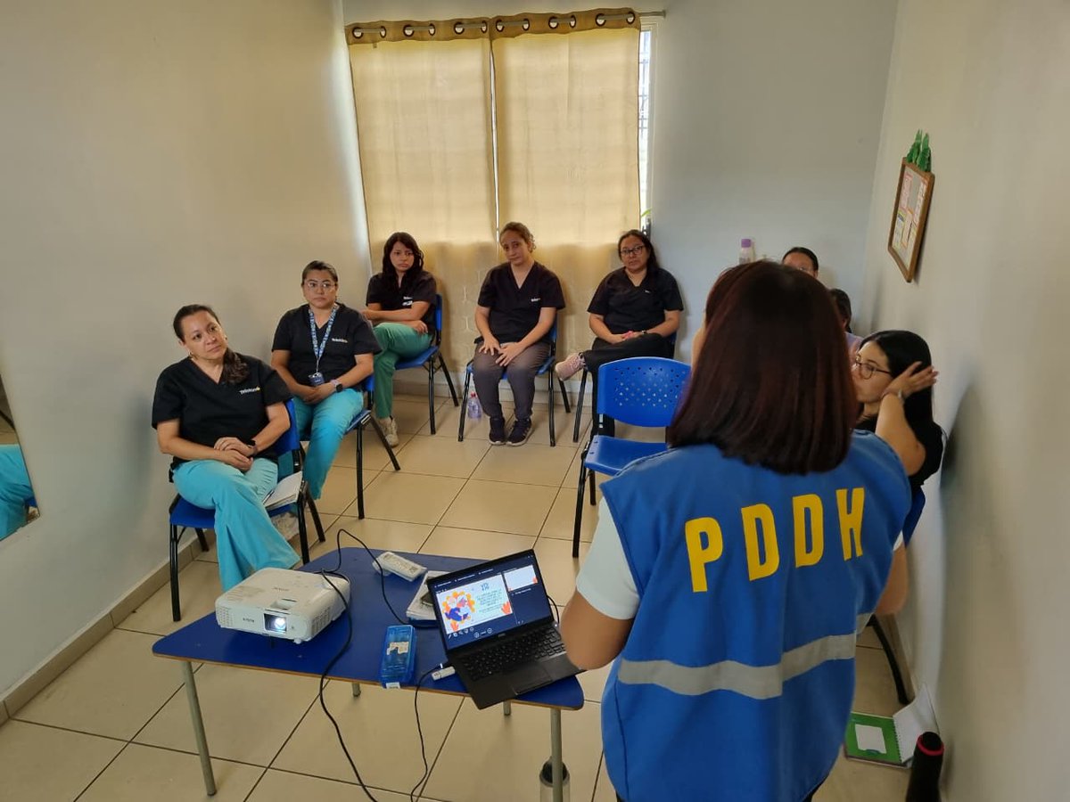 PDDHElSalvador's tweet photo. Dando cumplimiento al Mandato Constitucional de la #ProcuradoraDDHH @RaqueldeGuevara, Delegación #PDDHSonsonate desarrolló una jordana formativa sobre Derechos Humanos y la Ley del Adulto Mayor, dirigida al personal #FUNTER Sonsonate.
Construyendo #CulturadePaz https://t.co/oS1KURSqI2