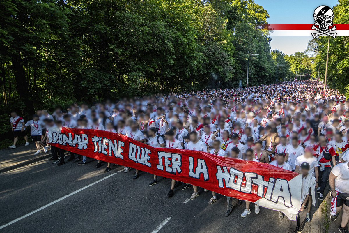 bukaneros92's tweet photo. LEIPZIG 2026, EL CORTEO

Parecía que ya estábamos dentro del estadio porque nadie paraba de animar al Puto Rayo.

Palmeos, bufandas al cuello y ya divisábamos el estadio.

Todas las fotos ya en la web:
https://t.co/HWeqPFcpwt https://t.co/tnjkke61oc