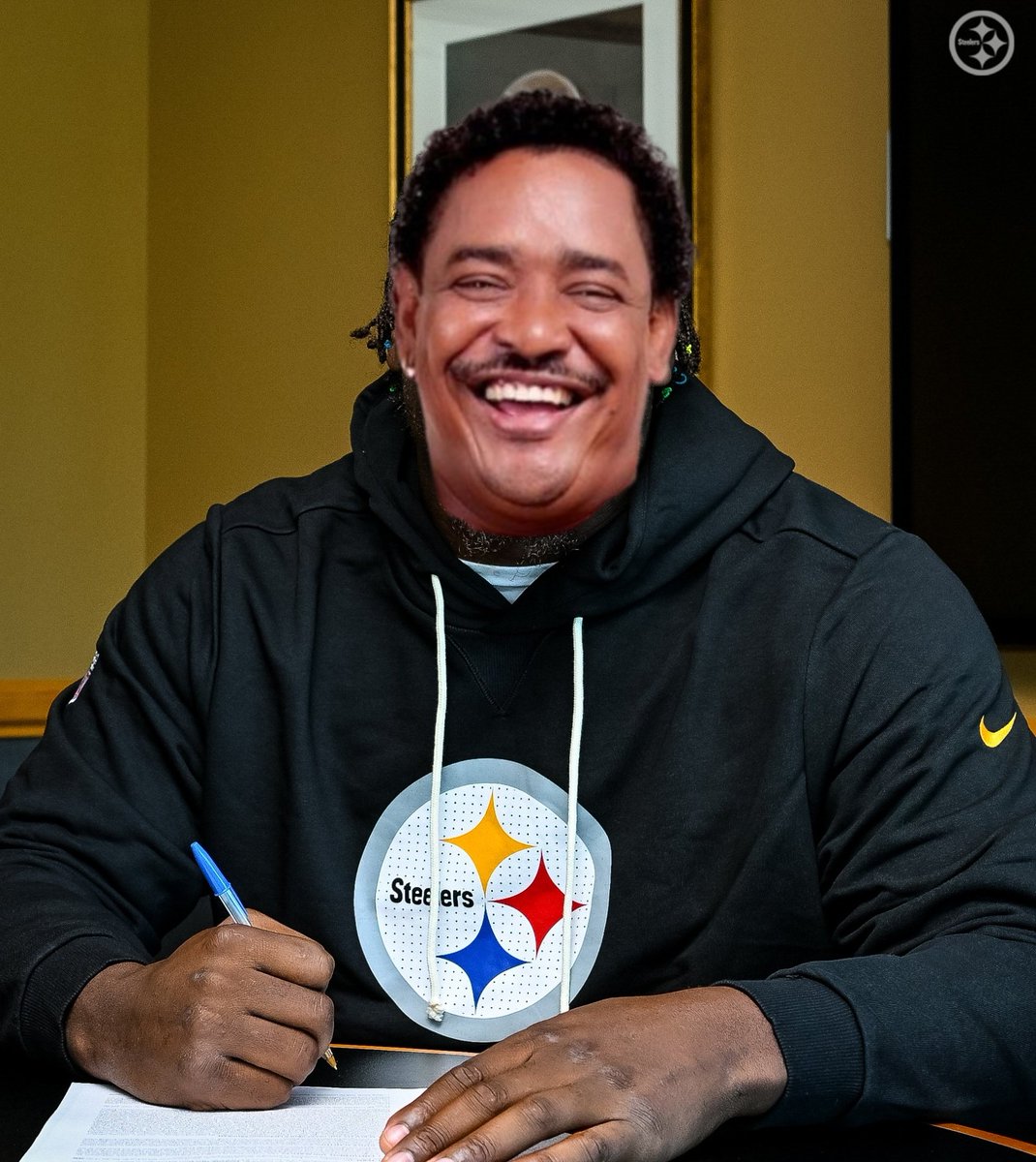 steelers_brazil's tweet photo. Cumpadi Washington extremamente feliz assinando seu contrato!!!! 

#steelers #herewego @_Dwfootball11 https://t.co/vDy6ajJ17B