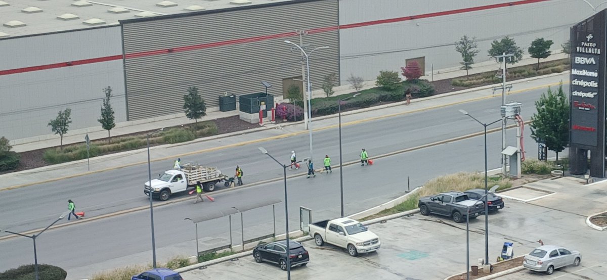 LeonhardTraffic's tweet photo. En #saltillo antipeatonal agradecemos a esos trabajadores que se la rifan barriendo las calles! Y al @SaltilloGob con tanto que roba ya hubiera comprado barredoras. https://t.co/7HkGCn1F9F