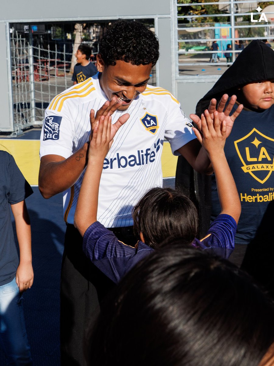 LAGalaxy's tweet photo. Setting the standard in our community 💫

The LA Galaxy was awarded the Kevin Payne Community Impact Award, presented to a professional team with a track record that exemplifies what it means to leverage soccer to engage youth and strengthen under-resourced communities.

📰: https://t.co/EUrmuX75NS