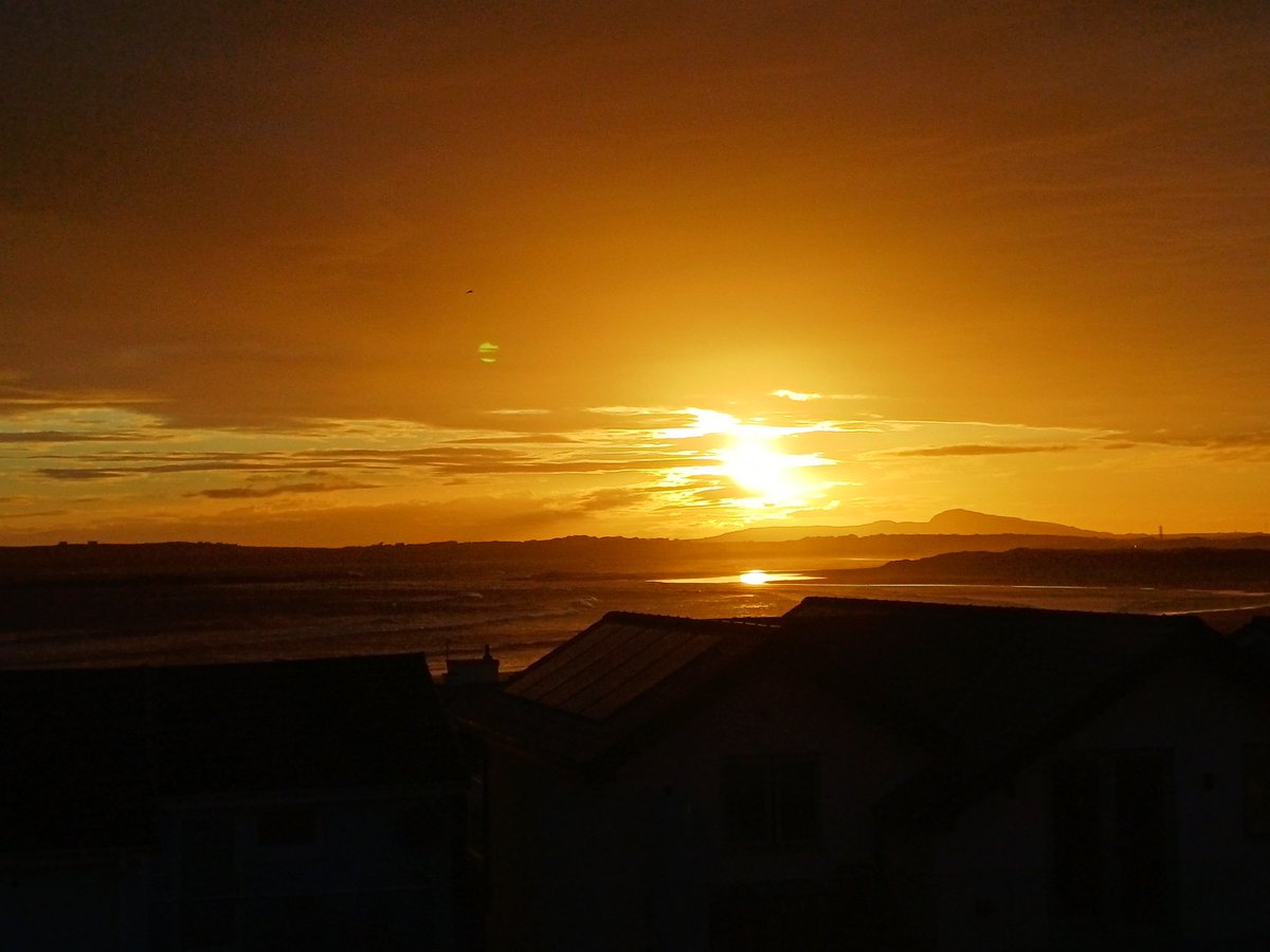 kendie's tweet photo. Today has been one of those great days to end a lovely holiday... walking on beaches, watching the Red Arrows and now a lovely sunset.
Heading home tomorrow but I'll be back! #sunset #rhosneigrbeach #rhosneigr #Anglesey https://t.co/akJzeOhW8w