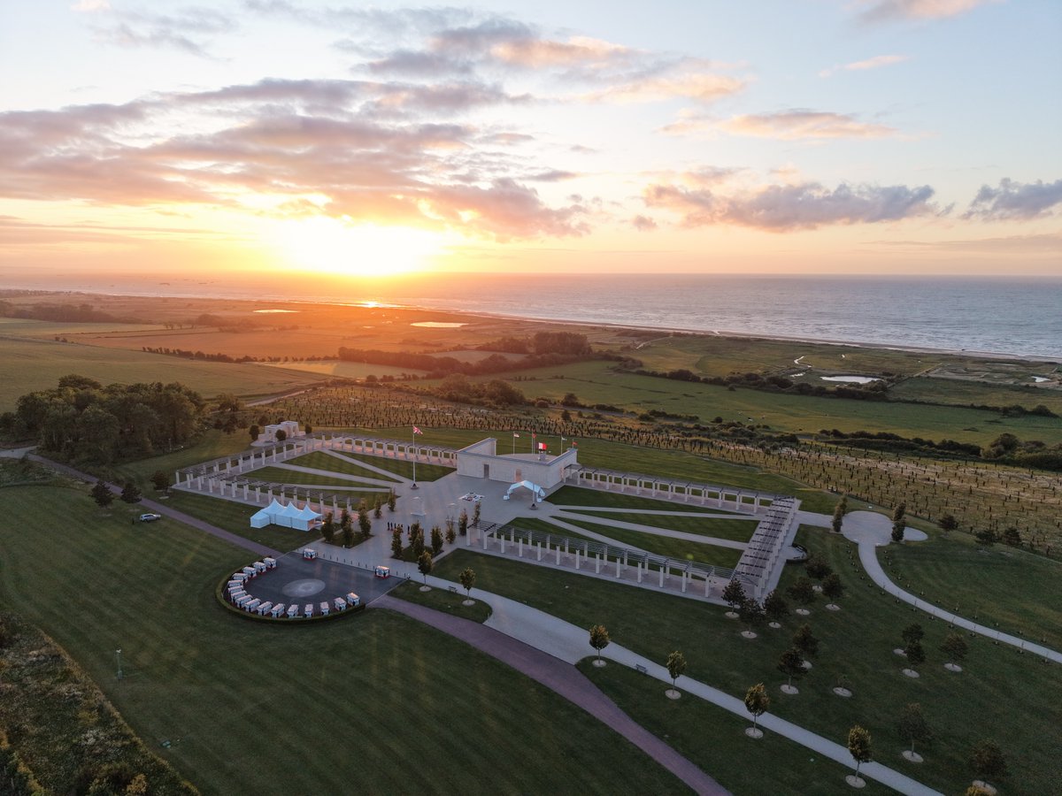 britishmemorial's tweet photo. Today, on the eve of the D-Day anniversary, there will be a Service of Dedication to the 98 'lost' servicemen whose names have been engraved on the Memorial and added to the Roll of Honour, bringing the total number to 22,540.

📷 Gus Fisher / Eye Cut Studio

#DDay82 https://t.co/IBqSzXEus7