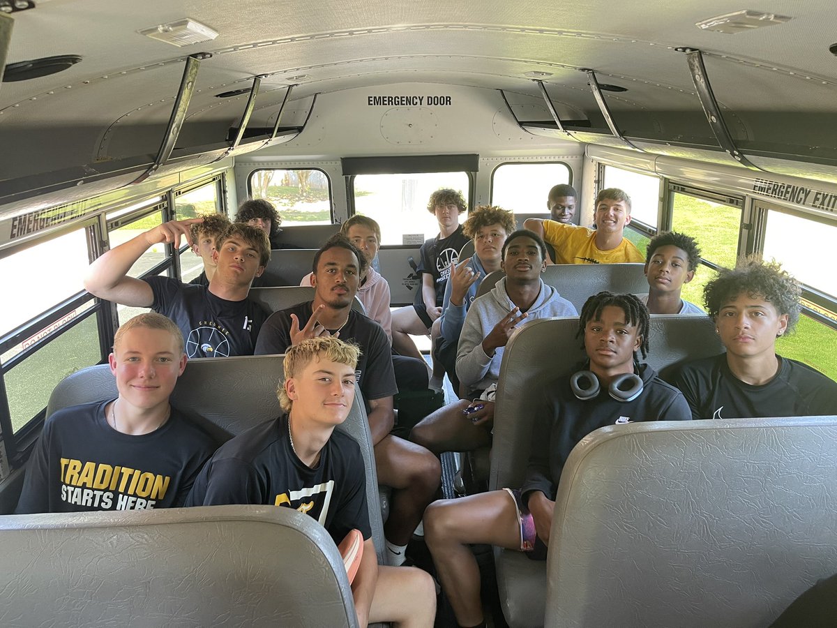 zbaldinelli23's tweet photo. Great lift this morning and then great day of competition at Blacksburg! Proud of these guys! Thanks Coach Littlejohn for having us 👊🏻🏀 #Together https://t.co/J909JFqz4b