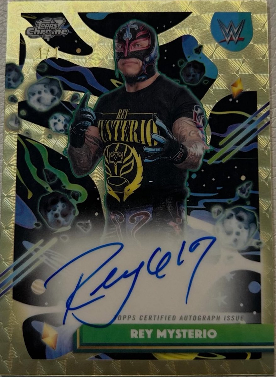 tybalchief's tweet photo. HAPPY COSMIC RELEASE DAY 🪐

as always, submit any 1/1s as you see em or drop em here!
➡️ https://t.co/OIg75njVXW

i wasn't sure if topps was gonna do it for wwe, but LOOK FOR LUNAR BOXES! 🌖 
outside box looks no different but they've got red packs that say LUNAR. they are GOD BOXES!

#wrestlingcards