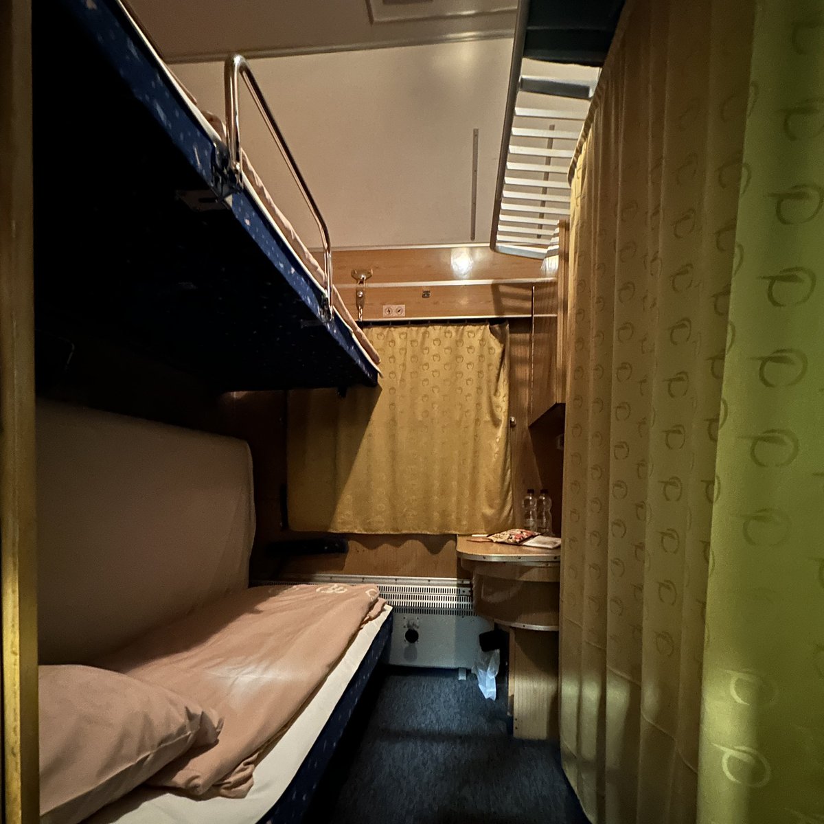 OchiaiRailway's tweet photo. ブラチスラバから、スロバキア国内線夜行列車に乗ります❣️
24号車は、スロバキア国鉄のY型非冷房寝台車🛌

レトロな室内
窓開きます👍

ZSSK R681 Zemplín ( Bratislava - Humenne )
WLAB 70-40
#欧州鉄旅 https://t.co/Fo0eFEVIDb