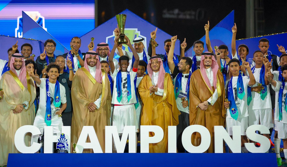 SSSF_edu's tweet photo. بحضور معالي نائب وزير التعليم للتعليم العام الدكتور سعد الحربي، ومعالي نائب وزير الرياضة الأستاذ بدر بن عبدالرحمن القاضي ، نهائي نخبة دوري المدارس لكرة القدم للبنين 2026، توّج فريق متوسطة أحد المسارحة بلقب البطولة. 🏆⚽

#دوري_المدارس
#جيل_يصنع_المستقبل https://t.co/e2ROVvoq3b