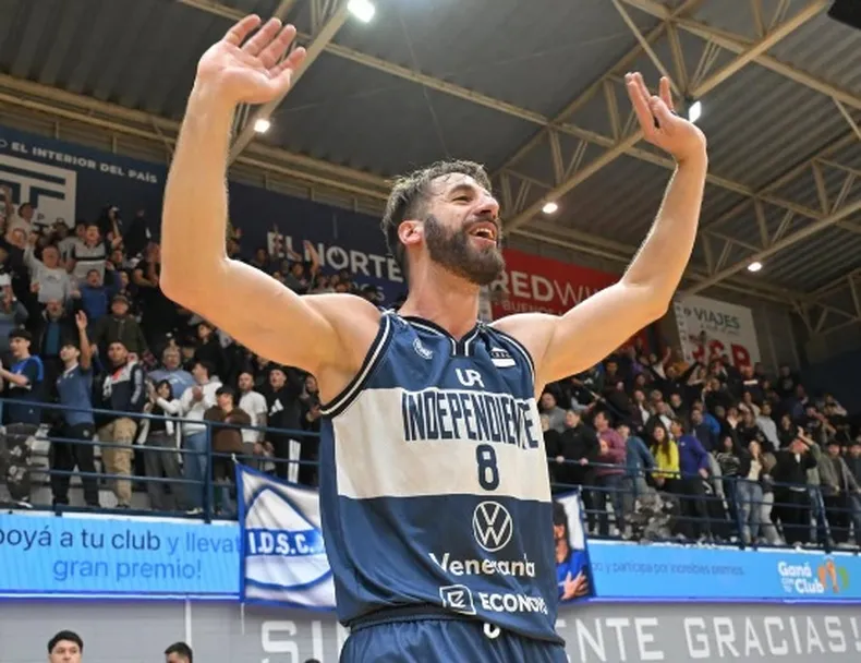extrapase's tweet photo. 🗣️| AHORA: Palpitando la final de Liga, se suma @patotabarez a nuestra mesa. Seguinos en el aire de @ucubasquet en https://t.co/TPX7aO3jO0 https://t.co/wTb8bxGN6Z