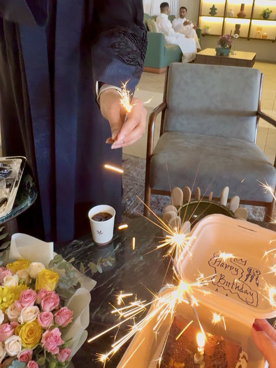 AishaAlhashem's tweet photo. -قهوة لمُفاجأة سعيدة🎈💗🎂 https://t.co/fnarz9b65j