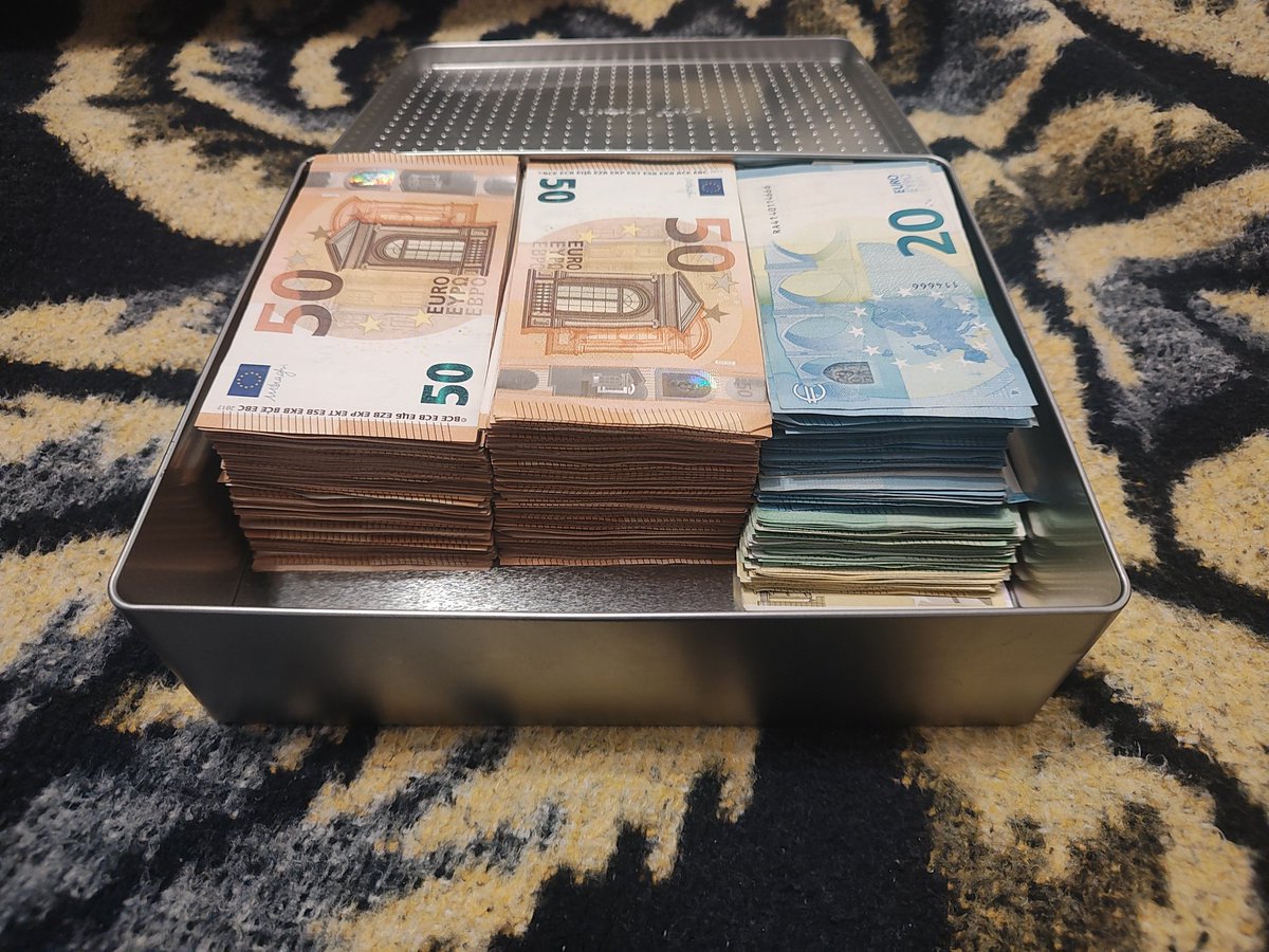 SomeRandomSlavX's tweet photo. @Royenvt What to i get for factory new Benz money? https://t.co/ugrYf71GPV