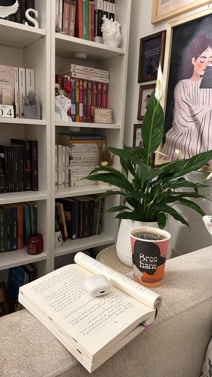 _aiiy's tweet photo. من مسرَات الحيّاة الانفراد بِذاتك مع ، كوب قهوه ، وكتاب ☕️📚 https://t.co/TUIy0rOaVt