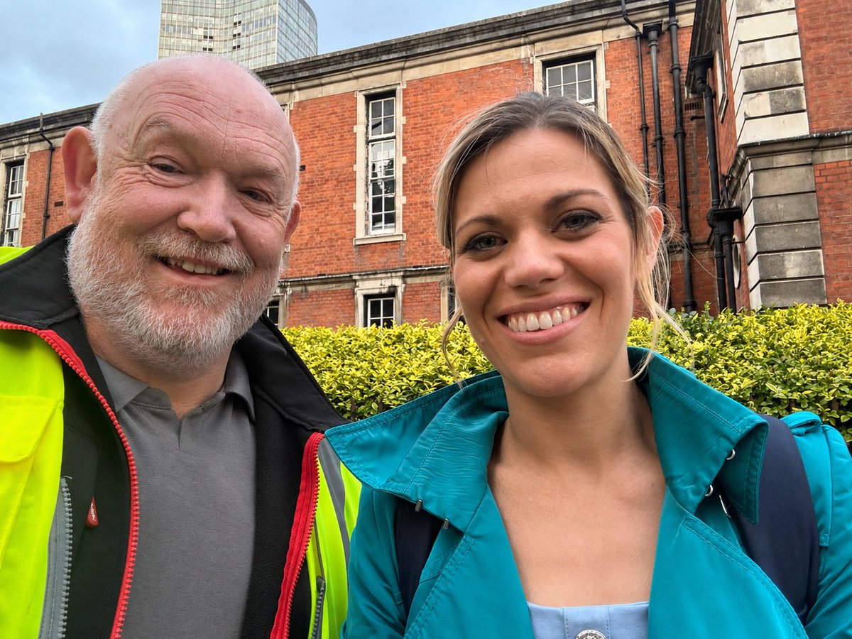 CoachDriverHugh's tweet photo. Amazing who you meet in the street, was lovely to have a quick chat. Thanks, @miriam_cates @GBNEWS #GBNews https://t.co/EmLbSvtw4u