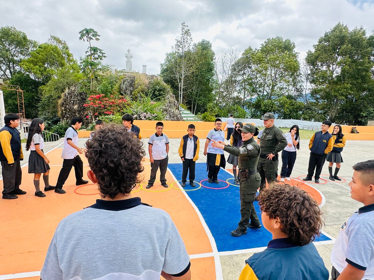 ProteccionPonal's tweet photo. Fortalecemos en #Nariño la prevención en la niñez, a través de actividades que fomentan el buen uso del tiempo libre y el desarrollo de hábitos positivos👮💚.
#JuntosPorLaNiñez https://t.co/1fHa0UwmwS