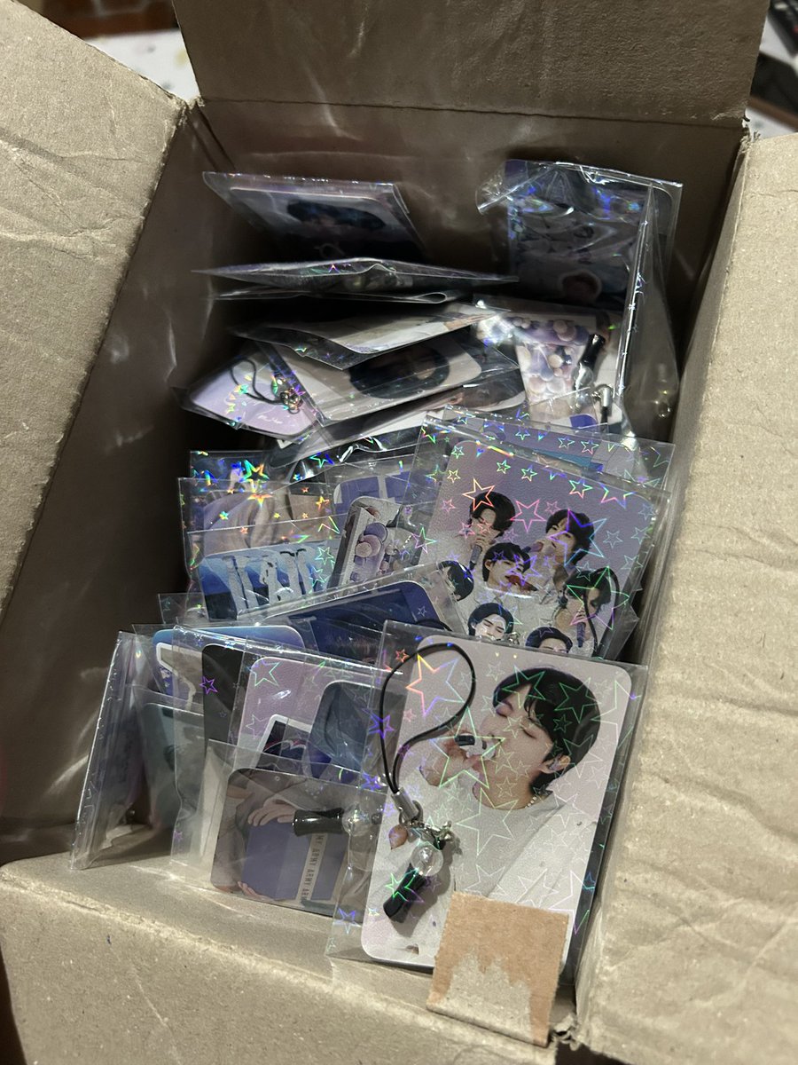 LoLSanlucar's tweet photo. Hoy es noche de hacer todos los freebies para los conciertos de BTS.

Espero que le guste muchísimo a todas las personas que llegue a conseguir uno!

 #spanisharmy #armyspain #btsinspain #freebies #bts https://t.co/jwJH4DeQ2Y