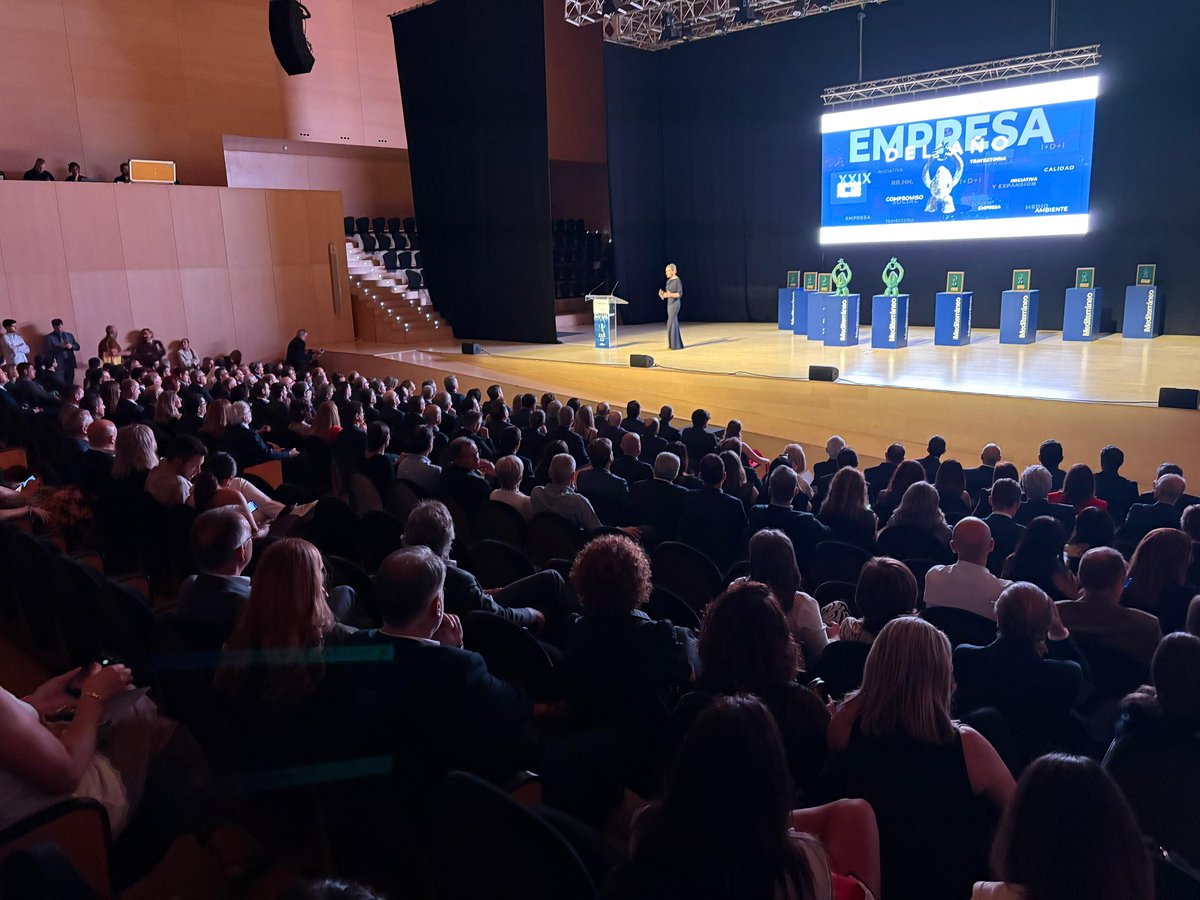 cortsval's tweet photo. 📸 La presidenta de les Corts, @LlanosMasso , ha assistit a la gala dels Premis Empresa de l'Any 2025, organitzats per @epmediterraneo 

🔀 Ha entregat un dels guardons 

👏🏻 Enhorabona a tots els premiats! https://t.co/72fVnEtJSa