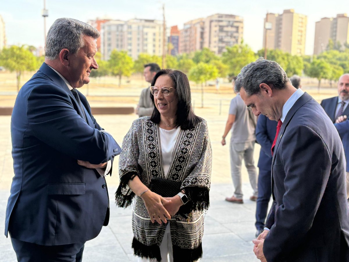 cortsval's tweet photo. 📸 La presidenta de les Corts, @LlanosMasso , ha assistit a la gala dels Premis Empresa de l'Any 2025, organitzats per @epmediterraneo 

🔀 Ha entregat un dels guardons 

👏🏻 Enhorabona a tots els premiats! https://t.co/72fVnEtJSa