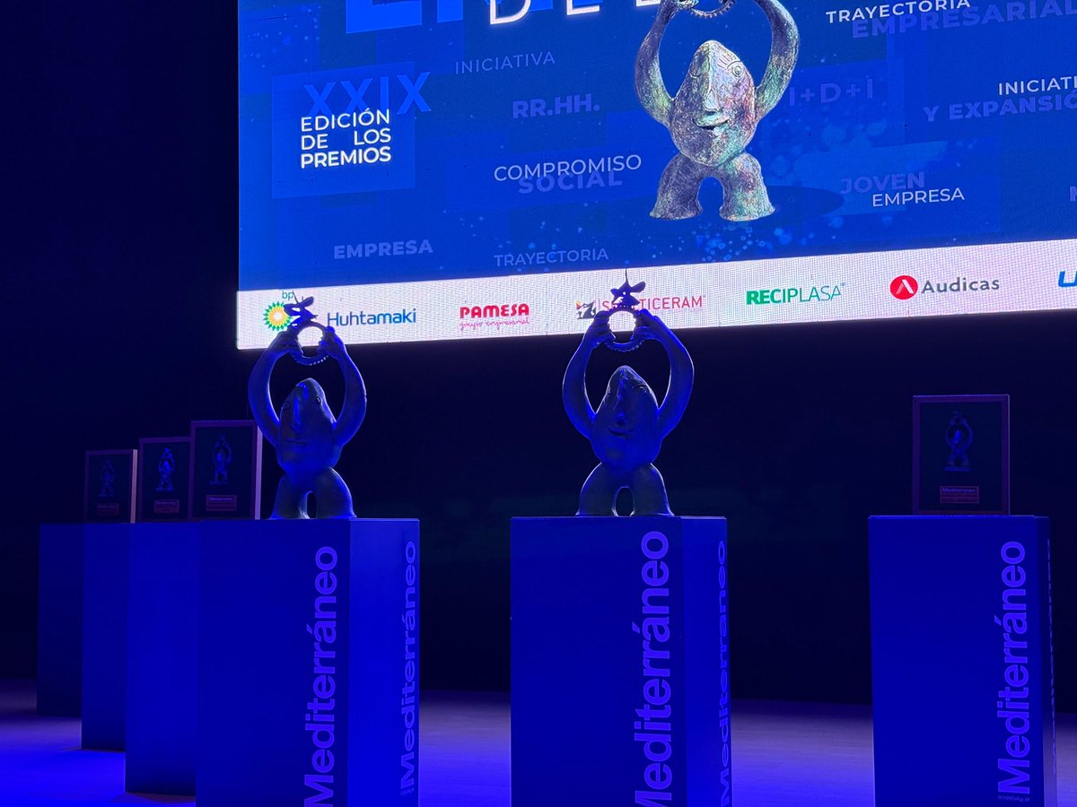 cortsval's tweet photo. 📸 La presidenta de les Corts, @LlanosMasso , ha assistit a la gala dels Premis Empresa de l'Any 2025, organitzats per @epmediterraneo 

🔀 Ha entregat un dels guardons 

👏🏻 Enhorabona a tots els premiats! https://t.co/72fVnEtJSa