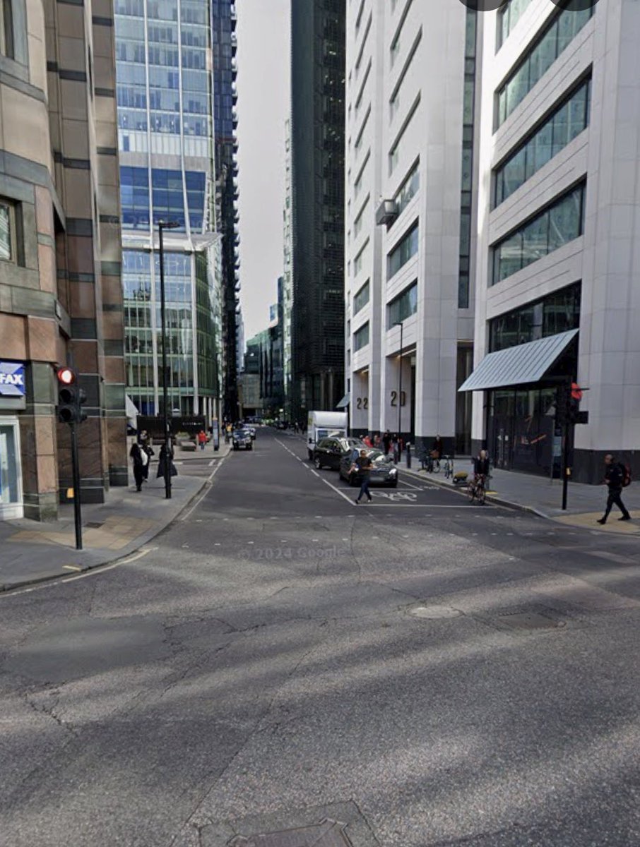 jay911C2's tweet photo. @WiseyCabby @tony_taxiT Looking from South Pl into Ropemaker St!
You say ‘one way’ ! Really 🤔 https://t.co/ku82u35tVG