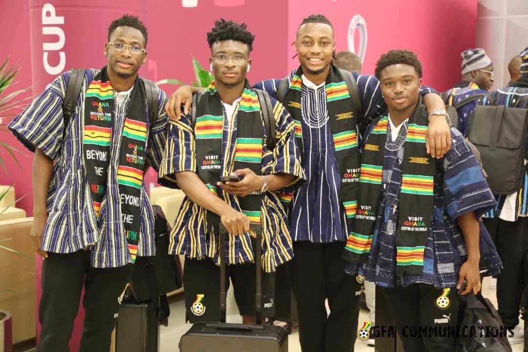 CitiSportsGHA's tweet photo. 📌 🇬🇭 In 2022, the Black Stars arrived at the FIFA World Cup in Qatar dressed in Ghana’s traditional smock, popularly known as “Fugu”, a gesture that was widely celebrated by fans🥹

However, ahead of the 2026 FIFA World Cup, the team arrived in the United States without any visible traditional attire🤔

What do you think could be behind the change?🥹

#CitiSports