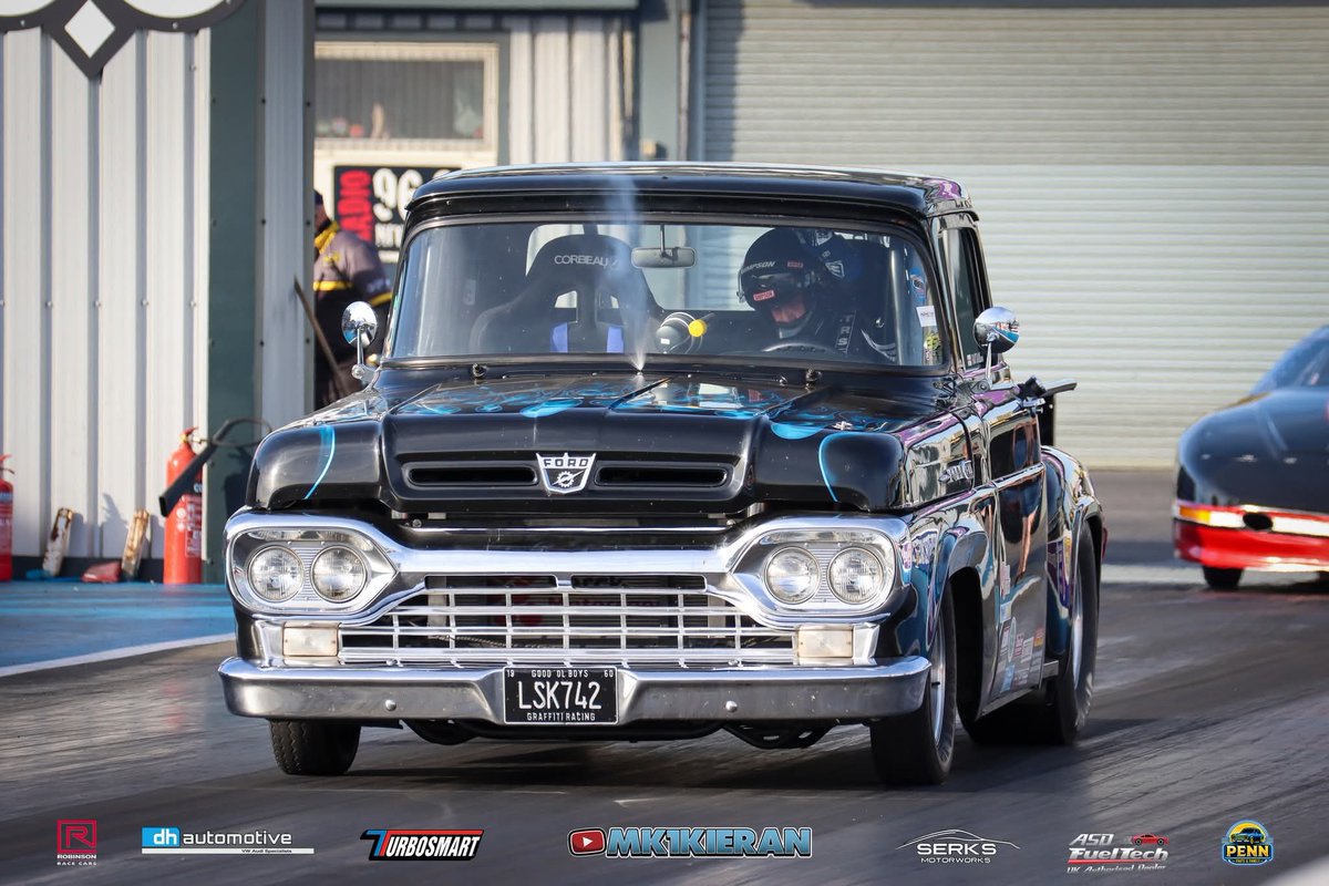 FvdE's tweet photo. #Fourcoolthings 04.06.26

Main Event 26 @SantaPodRaceway photographed by @Mk1Kieran.

1) Chevrolet Impala
2) Tri-Chevy Gasser
3) Ford pickup
4) The Nitro Bug - Volkswagen Funny car. https://t.co/k3EiWd5OMh