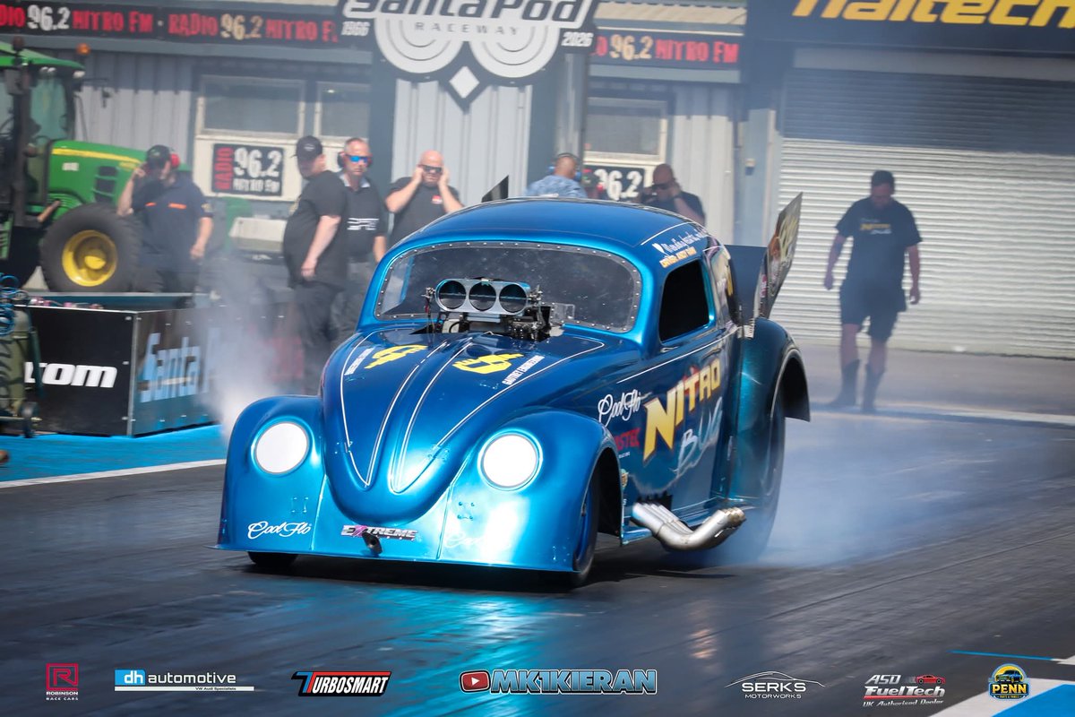 FvdE's tweet photo. #Fourcoolthings 04.06.26

Main Event 26 @SantaPodRaceway photographed by @Mk1Kieran.

1) Chevrolet Impala
2) Tri-Chevy Gasser
3) Ford pickup
4) The Nitro Bug - Volkswagen Funny car. https://t.co/k3EiWd5OMh