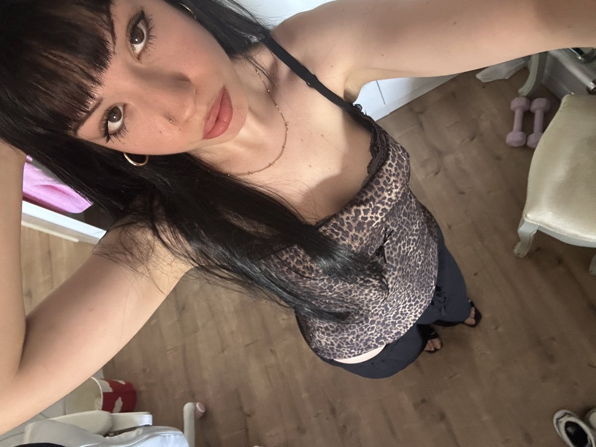 littlepoisoned's tweet photo. la vida es tan sencilla como volver al pelo negro mi maquillaje de baddie y ser guapa otra vez https://t.co/8e5CAUT0Yb