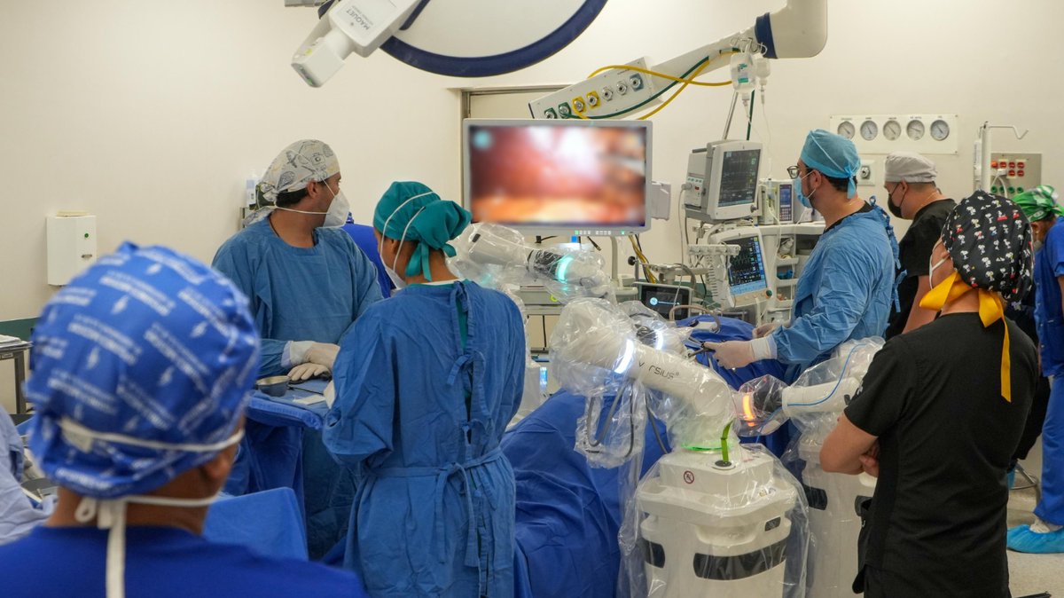 IMSS_Bienestar's tweet photo. 🤖🏥 La medicina del futuro ya opera en los hospitales públicos de México.

Durante la Reunión Nacional de Coordinaciones Estatales y HRAES, nuestro director general, @AlexSvarch, realizó un enlace en vivo con el HRAE de #Ixtapaluca, donde especialistas llevaron a cabo una cirugía de vesícula asistida por el robot quirúrgico Versius, como parte del Proyecto Nacional de Cirugía Robótica y Telemedicina.

📡 Por primera vez en IMSS Bienestar, una cirugía robótica fue transmitida en tiempo real entre unidades médicas, permitiendo compartir conocimiento especializado, fortalecer la formación del personal de salud y acercar tecnología de vanguardia a más hospitales del país.

🔬 El sistema Versius permite realizar procedimientos mínimamente invasivos con alta precisión, contribuyendo a una recuperación más rápida y mejores resultados clínicos para las y los pacientes.

🏥 Con innovación, telemedicina y tecnología de última generación, ampliamos el acceso gratuito a servicios de alta especialidad para la población sin seguridad social.

💚 #EstoEsIMSSBienestar