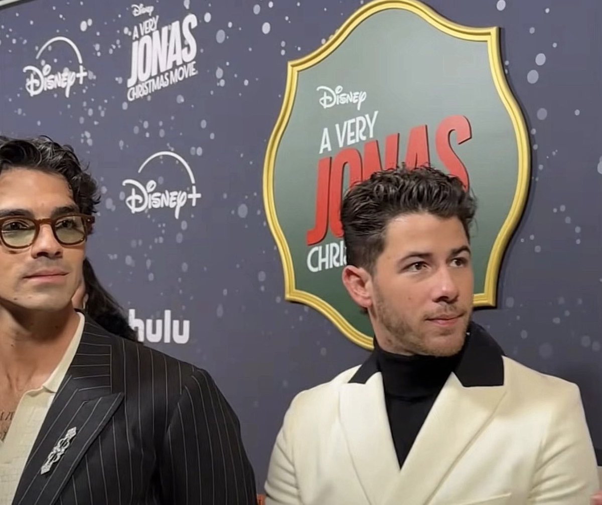 flllywithme's tweet photo. Crying at the fact that Joe said 2 weeks ago that this was his favorite moment of the A Very Jonas Christmas press 😭 https://t.co/3cLUS1MRho