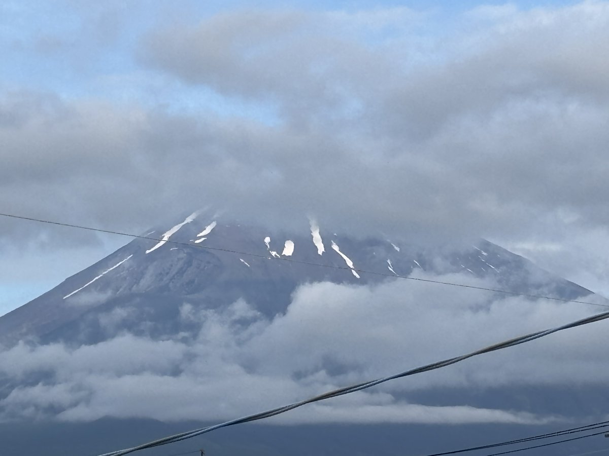 bchano2's tweet photo. おはよー^ ^

🗻⛅️雲はありますが
空気がスッキリ、気持ちいい朝
いつもより早く寝落ち？して
睡眠時間が⏳とれたので
身体がちょっと楽かな

今日もやること満載なんだよなぁ😐
だけど
やらなきゃいけないことだし
しょうがない😬

お前がやらなきゃ誰がやる？💪🔥

さあ!いこー‼︎✨♪( ´θ｀)ノ✨✨ https://t.co/mM3MKMs7IF