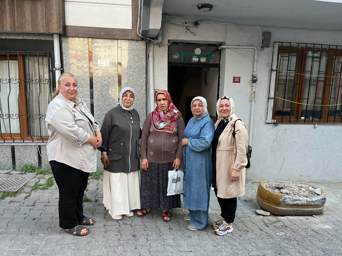 NurdanOzavc's tweet photo. Kuştepe Mahallemizde hane ziyaretleri gerçekleştirerek kıymetli komşularımızla bir araya geldik. Güler yüzleri ve samimi misafirperverlikleri için kendilerine teşekkür ediyor, birlik ve beraberlik içerisinde çalışmalarımıza devam ediyoruz. 

@salihademirer
@AKKadinSisli https://t.co/OpXupkij5Y