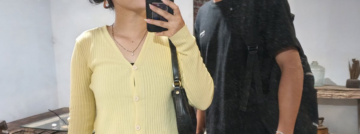 weekliey's tweet photo. 👀🌷💛🙊 https://t.co/12ve7YwfRj