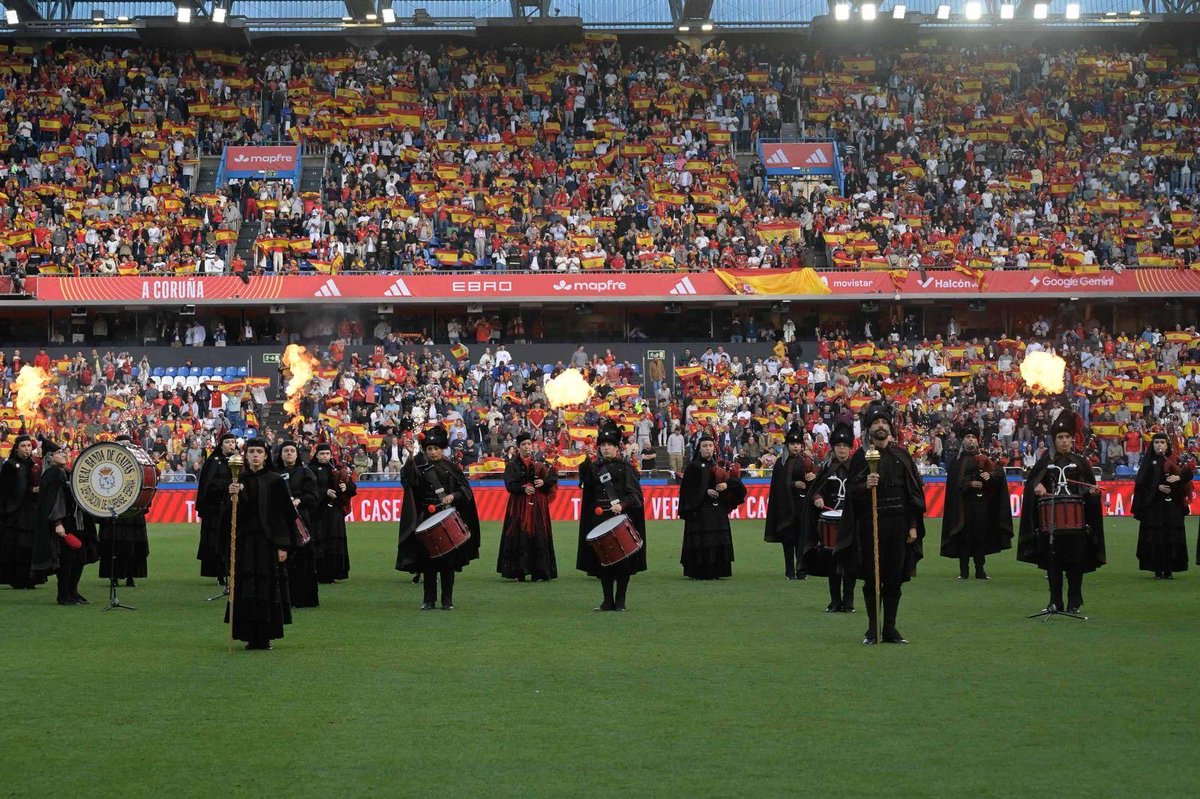 AlfonsoRuedaGal's tweet photo. Gran ambiente hoxe en Riazor para acompañar á @SEFutbol no España-Irak.

A Coruña e Galicia volveron responder cunha bancada entregada. Non queda nada para o Mundial! https://t.co/SB2tP4X1da