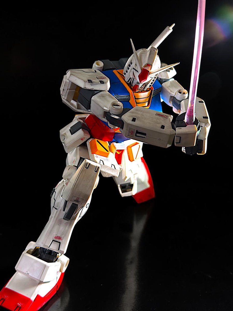tapioca22th's tweet photo. MG 1/100 RX-78-2 ガンダム Ver.ka完成その2

古いキットほど良く見えるポージングが難しいのですが、
このキットも両手持ちでビームサーベルを構えようとすると、腕の可動域の関係で、なかなかの難しさでした。

また、ビームサーベルが光って見えるよう照明を調整しています。

#ガンプラ #ガンダム https://t.co/rbuzxJKBic