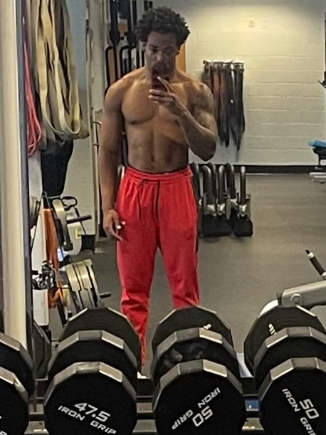 DreadPowell3's tweet photo. After breaking my hand in two places. Ima finally back lifting the way i want. Almost back in to my Playing weight. https://t.co/20RgL0MJ2D