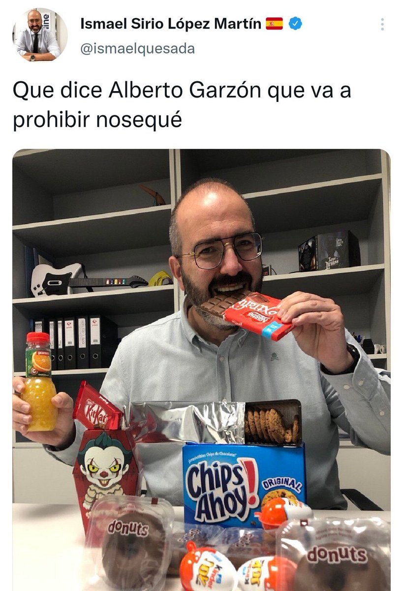 PerrugaZohar's tweet photo. Cuando los rojos dijeron que el azúcar era malo, el PP sacó a un calvo comiendo chocolatinas; ahora los rojos hablan del aire acondicionado, y en el PP sale un cretino a decir que asfixiarse de calor es bueno. Solo saben embestir de la forma más ridícula a todo lo que les ponen. https://t.co/rGmzl0VuBA