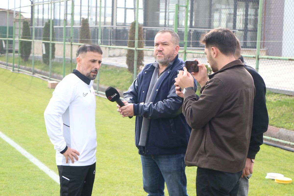 fahrix's tweet photo. Bandırmaspor, yeni sezon öncesi Hoca  arayışlarını sürdürüyor.Boluspor’da da görev yapan Teknik Direktör Ertuğrul Arslan ile temas kurduğu öğrenildi. Yapılan ilk görüşmelerin olumlu geçtiği ifade edilirken,Bandırmaspor yönetimi ile Ertuğrul Arslan’ın önümüzdeki hafta görüşecekler https://t.co/BgNSoIodDE