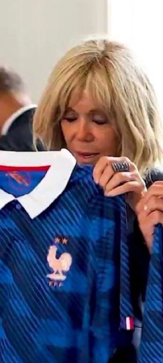 gabs934's tweet photo. @f_philippot Brigitte qui découvre son vrai blase 😂🤣 https://t.co/rWa4EihHB1
