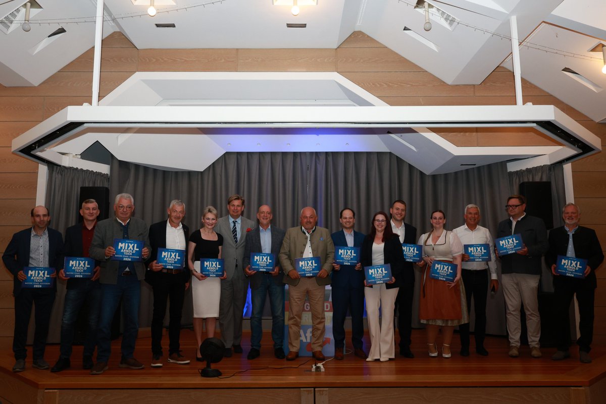 reinhardmixl's tweet photo. Starker politischer Abend in Niederbayern: Unser Team für den Landesvorstand 2026 stellte seine Ziele vor, begleitet von einem Gastvortrag von MdB Dr. Maximilian Krah. 🇩🇪
#TeamBayern #AfD #ReinhardMixl https://t.co/LihQgLEsaa