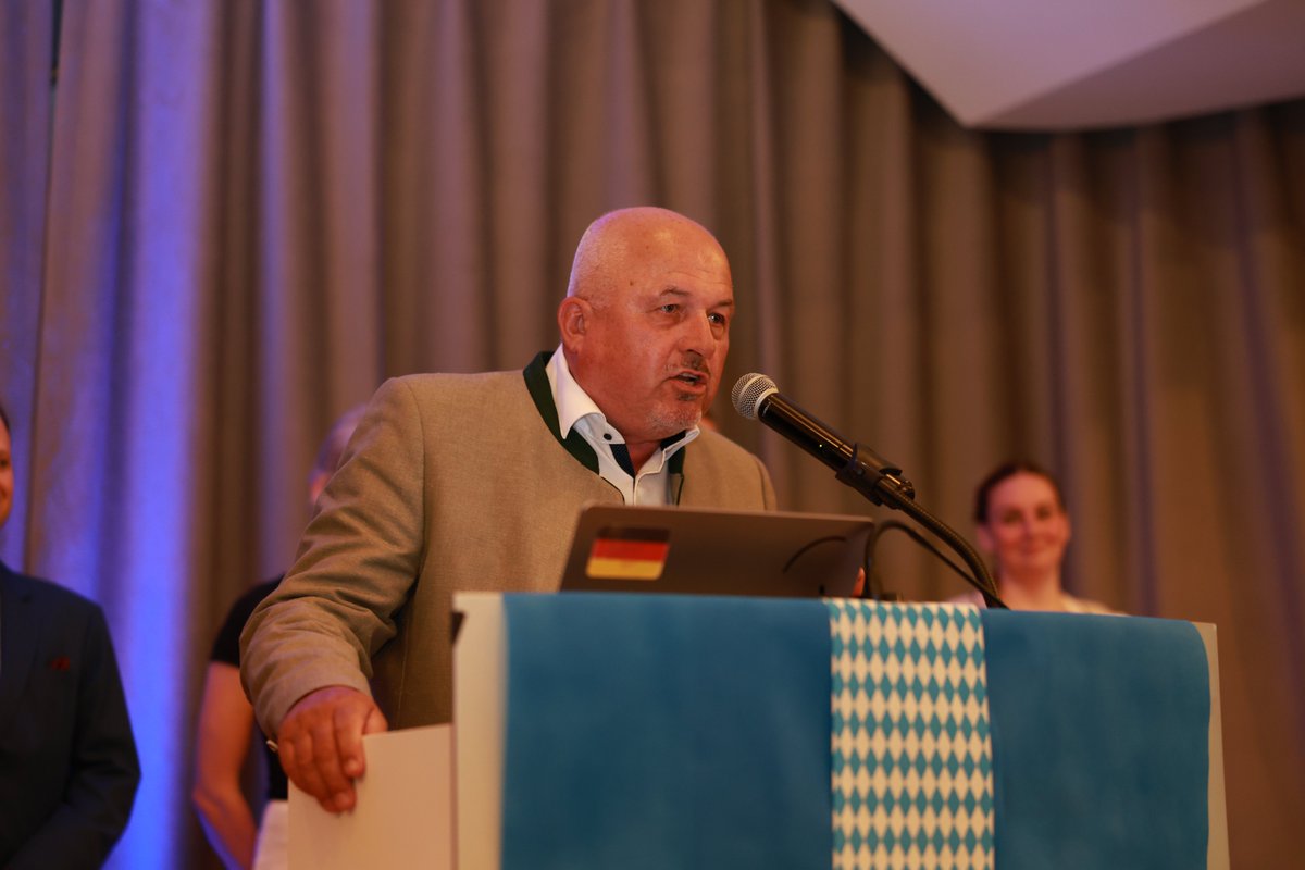 reinhardmixl's tweet photo. Starker politischer Abend in Niederbayern: Unser Team für den Landesvorstand 2026 stellte seine Ziele vor, begleitet von einem Gastvortrag von MdB Dr. Maximilian Krah. 🇩🇪
#TeamBayern #AfD #ReinhardMixl https://t.co/LihQgLEsaa