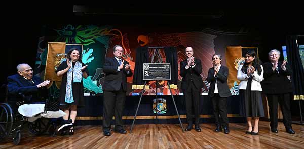 Rlegislatura's tweet photo. 🎓 75 años formando pensamiento crítico

La @UNAM_FCPyS conmemoró su 75 aniversario, reafirmando su papel como una de las instituciones más influyentes en la formación de profesionistas, investigadores y líderes comprometidos con la vida pública de México.

📚 Durante la ceremonia, el rector Dr. Leonardo Lomelí destacó que la FCPyS ha sido protagonista en la construcción del México contemporáneo y un espacio permanente de reflexión sobre la democracia, la justicia, la igualdad y los grandes desafíos de nuestro tiempo.

🗣️ “La Facultad ha sido protagonista en la formación de conciencias críticas y de profesionistas de alto nivel”, afirmó el rector.

🏛️ Con una historia marcada por el debate plural, la investigación y la libertad de pensamiento, la FCPyS refrenda su compromiso de seguir formando generaciones capaces de comprender y transformar la realidad nacional e internacional.

#UNAM #FCPyS75Años #Educación #PensamientoCrítico #CienciasPolíticas