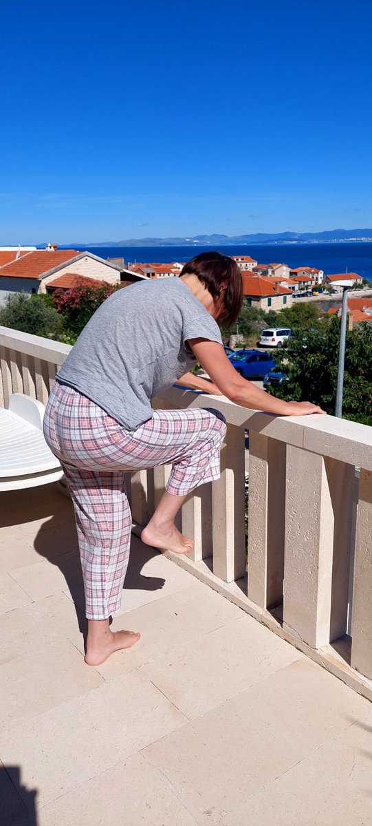 boracdani's tweet photo. Ljudi često vide more.

Ja vidim priliku da vežbam.

Sa 65 godina i cerebralnom paralizom od rođenja, još uvek svakog dana radim na pokretu, ravnoteži, snazi i onome što većina uzima zdravo za gotovo.

Nije stvar u tome da postanem savršena.
Stvar je u tome da sačuvam što više mogu i pomerim granice za još jedan mali korak.
Zato na odmoru ne pravim pauzu od života.
Naprotiv.

More odmara dušu.
Vežbanje čuva slobodu. 💙
#CerebralnaParaliza #Disability #Inclusion #Rehabilitation #NeverGiveUp #UprkosSmetnji
