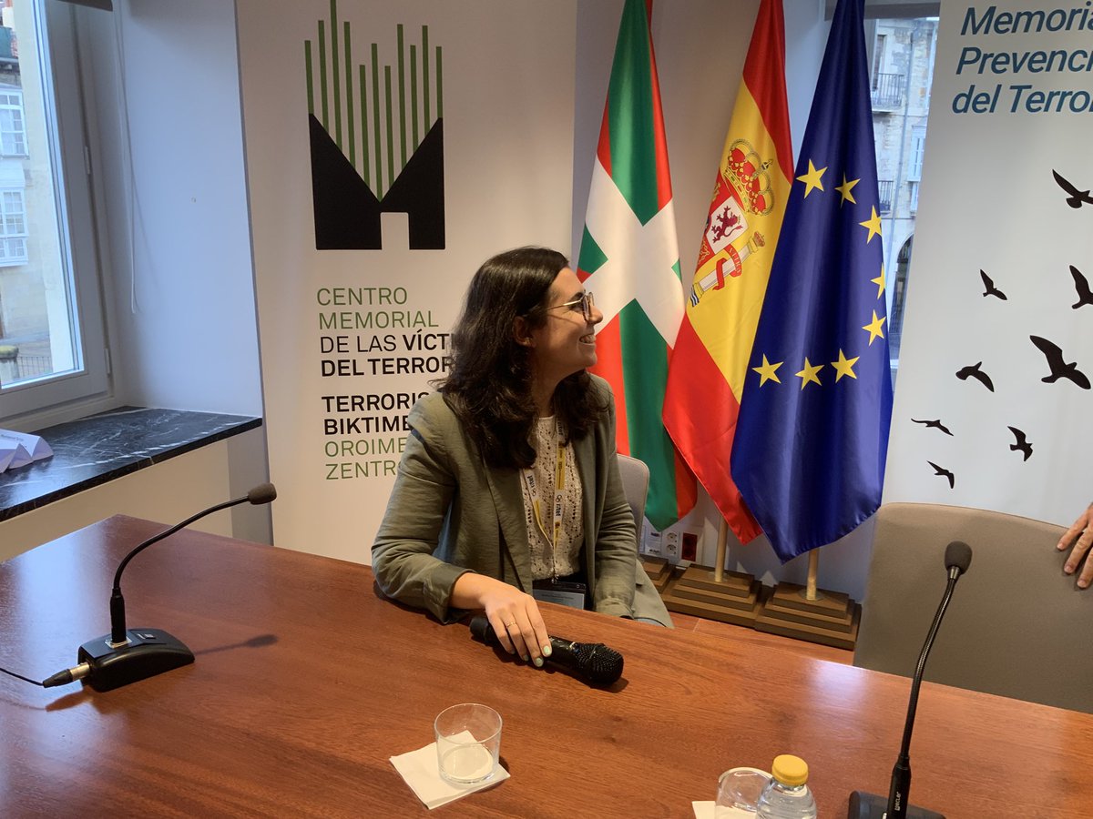 MemorialVT's tweet photo. “El que los alumnos tengan a una víctima del terrorismo les permite tocar y abrazar la historia reciente y comprobar de un modo real y cercano las consecuencias del terrorismo”.

Belén Sanz @interiorgob V Jornadas Memoria y Prevención del Terrorismo.

🅾️@educaINTEF+@educaciongob https://t.co/lpHd7nTy8F