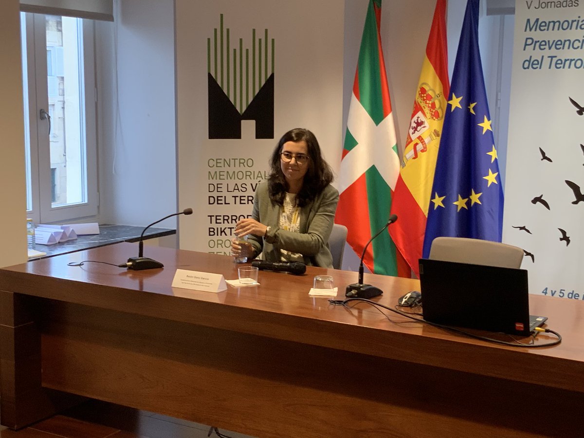 MemorialVT's tweet photo. “El que los alumnos tengan a una víctima del terrorismo les permite tocar y abrazar la historia reciente y comprobar de un modo real y cercano las consecuencias del terrorismo”.

Belén Sanz @interiorgob V Jornadas Memoria y Prevención del Terrorismo.

🅾️@educaINTEF+@educaciongob https://t.co/lpHd7nTy8F