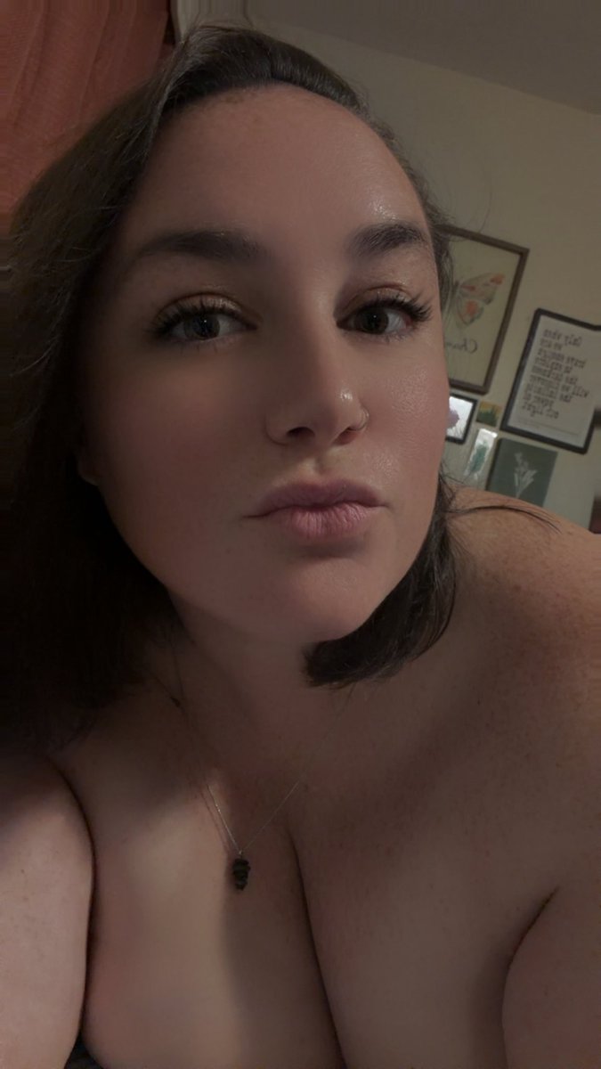 Know_No_Nora's tweet photo. Fresh shower and makeup 😘😘 https://t.co/7Y0UE0EDXD