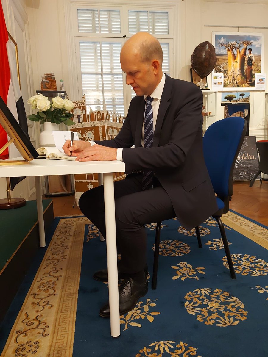 ambassye_france's tweet photo. لليوم الثالث على التوالي، واصلت سفارة الجمهورية اليمنية في باريس استقبال المعزين في وفاة فخامة الرئيس السابق المشير عبدربه منصور هادي، حيث توافد إلى مقر السفارة عدد من أصحاب السعادة السفراء وأعضاء السلك الدبلوماسي وممثلي المنظمات الدولية والشخصيات الرسمية، لتقديم واجب العزاء وتسجيل كلمات المواساة في سجل التعازي.

وعبّر المعزون عن خالص تعازيهم وصادق مواساتهم للشعب اليمني ولأسرة الفقيد، مستذكرين مسيرته الوطنية الحافلة بالعطاء وما اضطلع به من مسؤوليات وطنية خلال مراحل مختلفة من تاريخ اليمن الحديث.

واختتمت السفارة استقبال المعزين في سجل التعازي الذي فُتح بمقرها في باريس، تخليدًا لذكرى الفقيد وتعبيرًا عن مشاعر المواساة والتضامن مع أسرته والشعب اليمني.

رحم الله فخامة الرئيس السابق المشير عبدربه منصور هادي، وأسكنه فسيح جناته، وألهم أهله وذويه والشعب اليمني الصبر والسلوان.