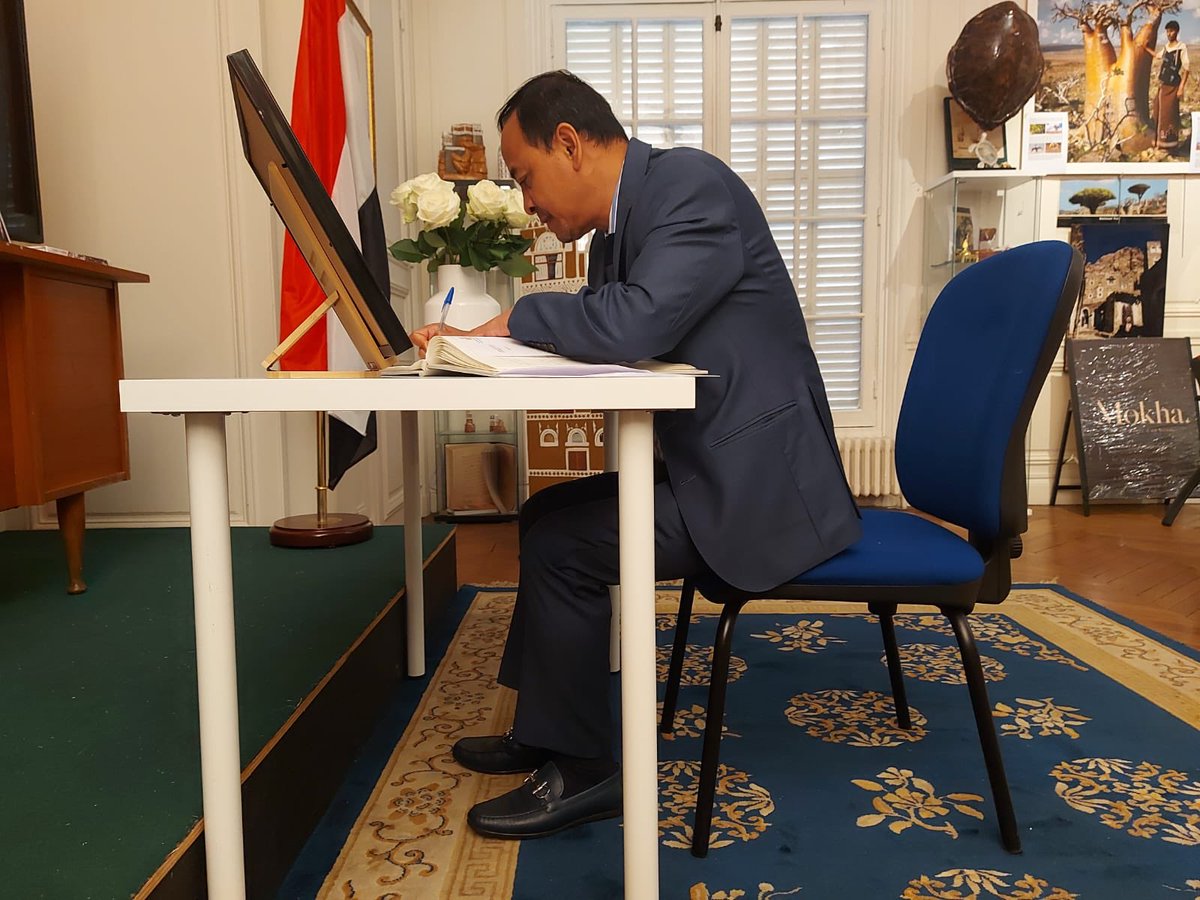 ambassye_france's tweet photo. لليوم الثالث على التوالي، واصلت سفارة الجمهورية اليمنية في باريس استقبال المعزين في وفاة فخامة الرئيس السابق المشير عبدربه منصور هادي، حيث توافد إلى مقر السفارة عدد من أصحاب السعادة السفراء وأعضاء السلك الدبلوماسي وممثلي المنظمات الدولية والشخصيات الرسمية، لتقديم واجب العزاء وتسجيل كلمات المواساة في سجل التعازي.

وعبّر المعزون عن خالص تعازيهم وصادق مواساتهم للشعب اليمني ولأسرة الفقيد، مستذكرين مسيرته الوطنية الحافلة بالعطاء وما اضطلع به من مسؤوليات وطنية خلال مراحل مختلفة من تاريخ اليمن الحديث.

واختتمت السفارة استقبال المعزين في سجل التعازي الذي فُتح بمقرها في باريس، تخليدًا لذكرى الفقيد وتعبيرًا عن مشاعر المواساة والتضامن مع أسرته والشعب اليمني.

رحم الله فخامة الرئيس السابق المشير عبدربه منصور هادي، وأسكنه فسيح جناته، وألهم أهله وذويه والشعب اليمني الصبر والسلوان.