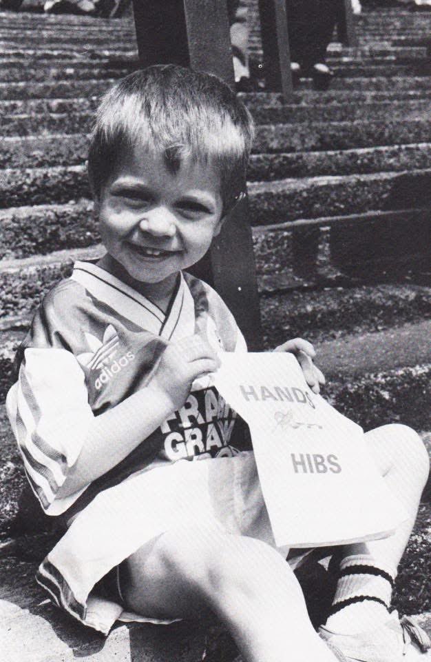 HibernianRetro's tweet photo. '𝐇𝐚𝐧𝐝𝐬 𝐎𝐟𝐟 𝐇𝐢𝐛𝐬' https://t.co/XND5zGPbj5