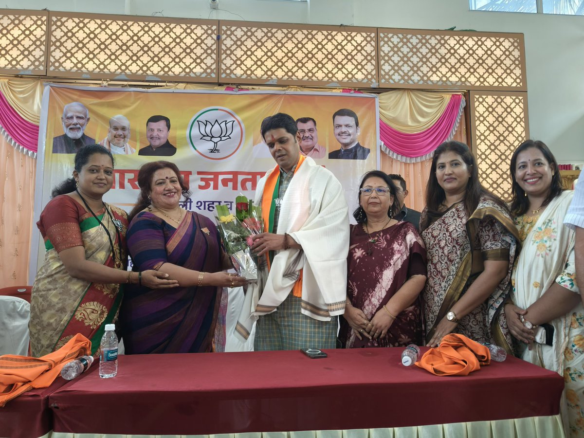 AdvSwatiShinde's tweet photo. भाजप  शहर व ग्रामीण जिल्ह्याची संघटनात्मक बैठक आज सांगली येथे  पार पडली.बूथ सक्षमीकरण, आगामी संघटनात्मक कार्यक्रम आणि मोदी सरकारच्या १२ वर्षांच्या कार्यपूर्ती निमित्त जनसंपर्क अभियानाच्या नियोजनावर सविस्तर झाली पश्चिम विभाग समन्वयक आमदार निरंजन डावखरे यांचे स्वागत करण्यात आले. https://t.co/CLvbTmvTyw